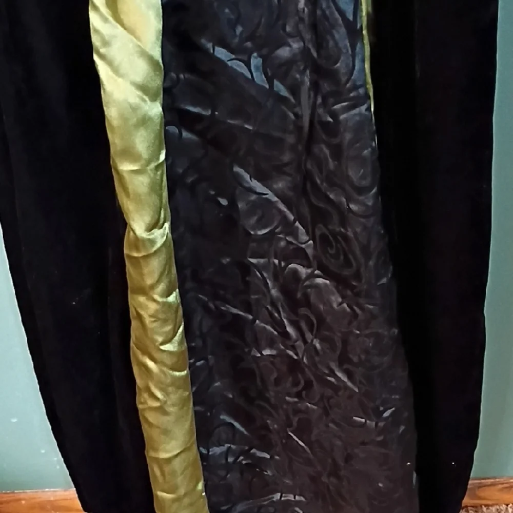 🖤 Kids Size Medium 8-10 Witch Costume with Hat - Black and Gold